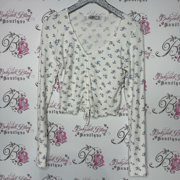 Hollister Tops - Hollister long sleeve floral top blouse cinch tie ruffle tie able front 🎀 soft